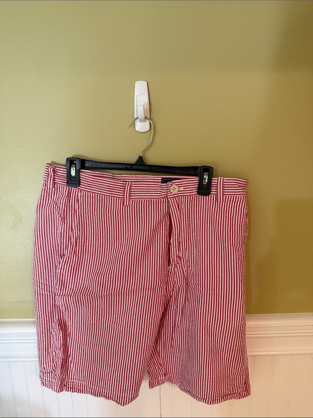 Men's Size 34W Vineyard Vines Red and White Striped Flat Front Shorts